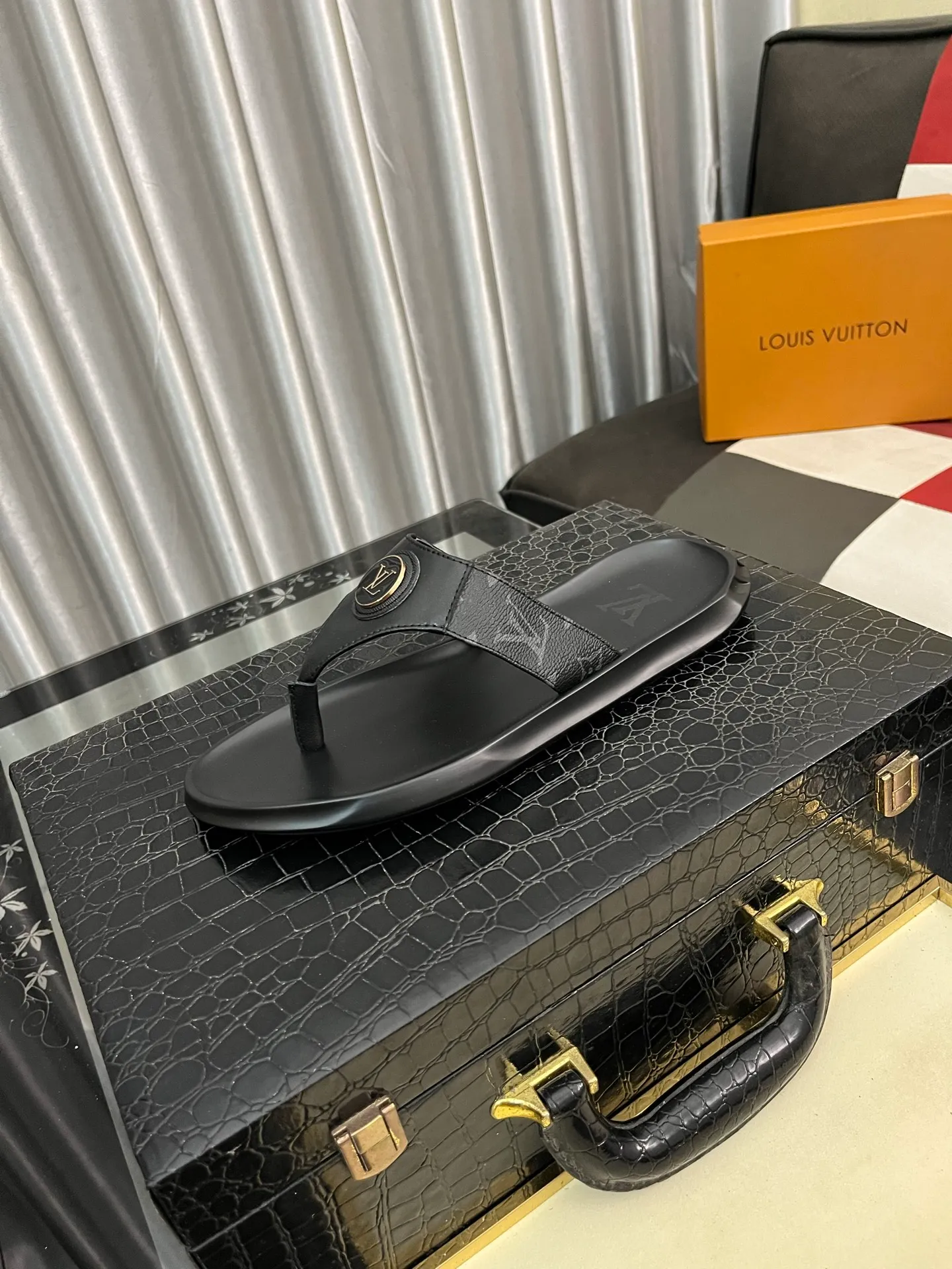 Men's shoes 💰260⌚️⌚️lv-Louis Vuitton) new men's sandals, high-end boutique, exquisite embossed logo decoration on the upper, fine workmanship, super soft soles, casual, loose and comfortable, a must-have in summer! \nsize: 38-443️⃣Colors available